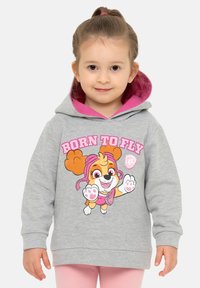 Felpa grigia con accenti rosa e una grafica di un personaggio dei cartoni animati. Presenta una tasca a marsupio e un design accogliente.