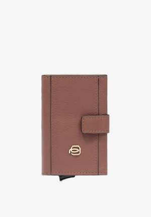 Braune Leder Brieftasche mit strukturierter Oberfläche, ausgestattet mit einer Vorderklappe, einem goldfarbenen Logo und einem sicheren Druckknopfverschluss. Kompaktes Design.