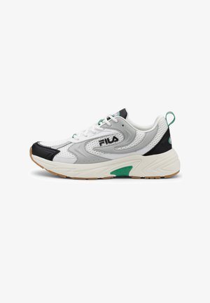 Fila sneakers hebben een bovenwerk van mesh in het wit met zwarte accenten, een gestructureerde witte zool en een groene logo detail, en combineren comfort met ondersteuning.