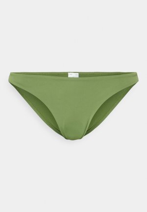 Parte de baixo de bikini verde, feita de tecido liso. Apresenta um design de cintura baixa com cobertura mínima. Etiqueta anexada no interior com instruções de tamanho e cuidado.