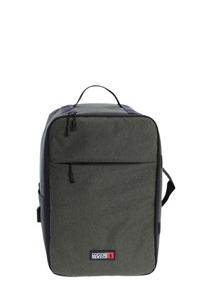 Mochila de tela verde con forma rectangular, acentos negros, bolsillo frontal con cremallera, asas superiores duales y una etiqueta en la parte inferior frontal.