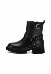 Botas de cuero negras hasta el tobillo con suela gruesa, hebilla decorativa y acentos de tachuelas. Textura suave y cierre lateral para un fácil uso.