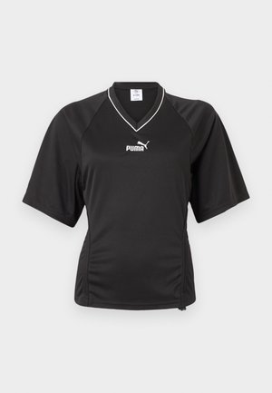 Sort sportsskjorte med korte ærmer og hvid Puma-logo placeret midt under en V-formet halsudskæring med hvid kant.
