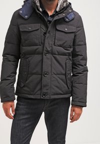 Czarna puchowa kurtka z zatrzaskami i kieszeniami na klapki, z niebieskim kołnierzem i szarym polarowym podszyciem, wykonana z materiału syntetycznego.