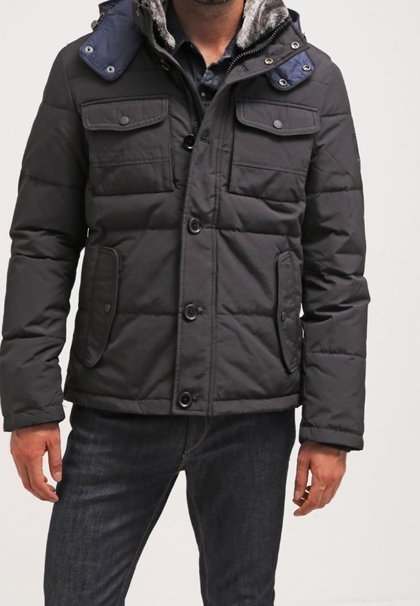 Czarna puchowa kurtka z zatrzaskami i kieszeniami na klapki, z niebieskim kołnierzem i szarym polarowym podszyciem, wykonana z materiału syntetycznego.