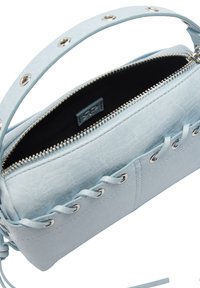 Jasno niebieska torebka wykonana z teksturowanego materiału. Posiada srebrny zamek błyskawiczny, koronkowe zdobienia z oczkami oraz solidny uchwyt na górze.