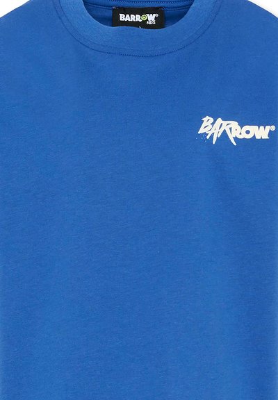 T-shirt Blue Barrow Kids avec logo Barrow blanc sur la poitrine gauche supérieure et étiquette de cou noire.