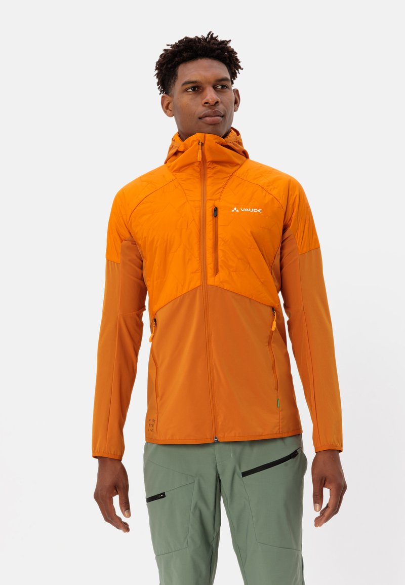 Giacca leggera arancione con cappuccio aderente, chiusura frontale con zip e pannelli a contrasto. Presenta due tasche laterali con zip e cuciture dettagliate.