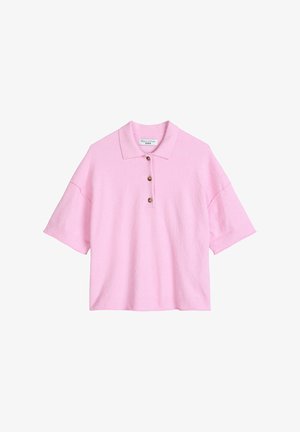 Roze polo met korte mouwen, drie bruine knopen en een zacht, gestructureerde stof, plat gelegd op een witte achtergrond.