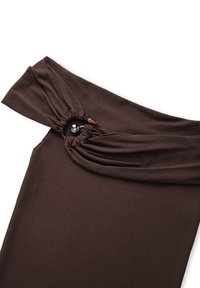 Braunes geripptes Oberteil mit schulterfreiem Design, das einen gerafften Abschnitt und dekorative schwarze und braune Knopfakzente aufweist.