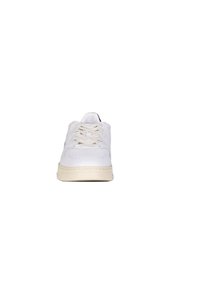 Sneaker bianca con sopra in pelle liscia, punta rotonda, suola in gomma beige e lacci piatti. Presenta una cucitura minima e un design a profilo ribassato.
