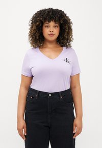 Calvin Klein Jeans CLASSIC SLIM V NECK TEE - Pamata T-krekls - lilac