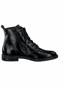 Botines de charol negros, con punta redondeada, cierre de cordones en la parte delantera y cremallera lateral. Presentan una suela plana y texturizada.