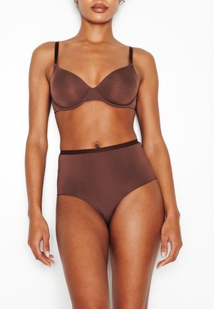 Soutien-gorge marron en tissu lisse avec armatures, associé à une culotte taille haute marron. Les deux articles présentent des coutures minimales et des bretelles fines.