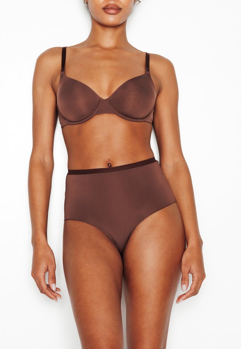 Soutien-gorge marron en tissu lisse avec armatures, associé à une culotte taille haute marron. Les deux articles présentent des coutures minimales et des bretelles fines.