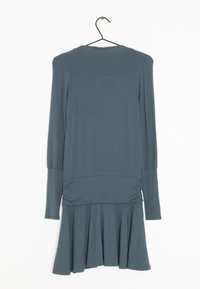 Langärmliges Kleid in Teal, aus weichem Stoff gefertigt. Verfügt über ein gerafftes Oberteil und einen ausladenden Rock, der an einem schwarzen Haken hängt.