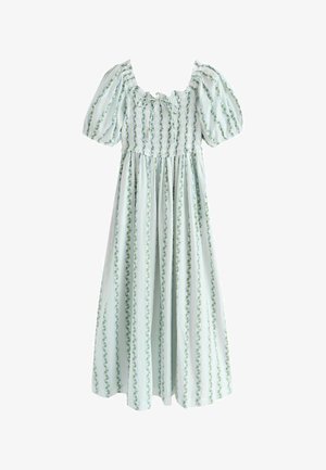 Světle modré šaty s nabíranými rukávy, pružným živůtkem a vertikálními zelenými květinovými pruhy, s nařasenou, splývavou sukní.