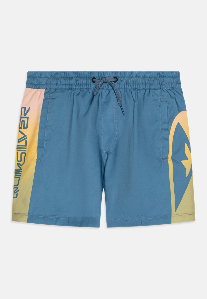 Calções de banho azuis com uma cintura elástica e cordão de ajuste, apresentando um design em gradiente de rosa a amarelo e acentos gráficos de lado.
