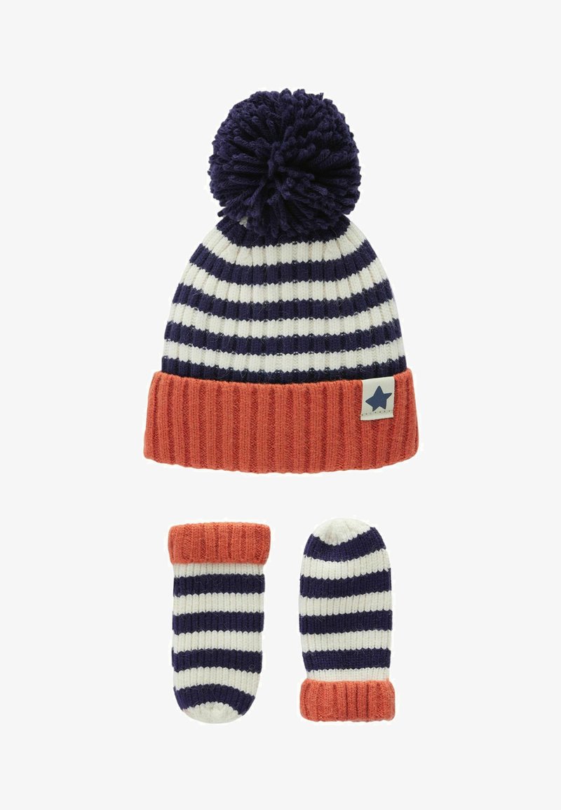 Stripet lilla og hvid strikket hue med en pom-pom, der har en orange ribbet kant og matchende stribede vanter.