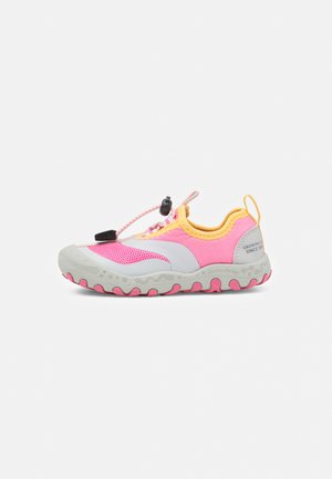 Zapatilla deportiva colorida con parte superior de malla rosa, suela gris y acentos naranjas. Incluye un sistema de cierre tipo toggle para un ajuste ajustable.