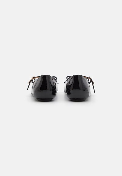 Scarpe in pelle verniciata nera con una finitura liscia, caratterizzate da una punta arrotondata e un tacco basso, decorate con lacci sul retro.