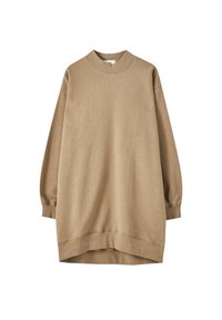 Długa beżowa sukienka-sweatshirt z prążkowanym wysokim kołnierzem, długimi rękawami i prążkowanymi mankietami, wyeksponowana na białym tle.