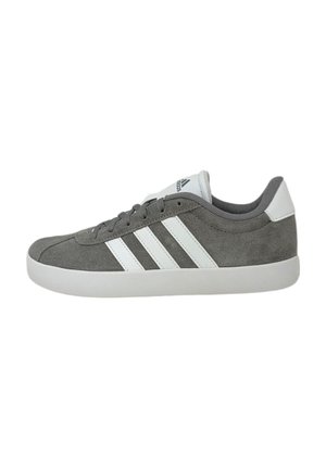 Sneaker in suede grigia con strisce in pelle bianca e suola in gomma. Presenta un colletto imbottito e lacci frontali per una vestibilità sicura.