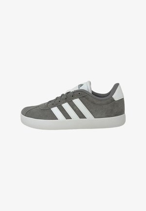 Zapatilla de gamuza gris con rayas de cuero blanco y suela de goma. Cuenta con un collar acolchado y parte delantera con cordones para un ajuste seguro.