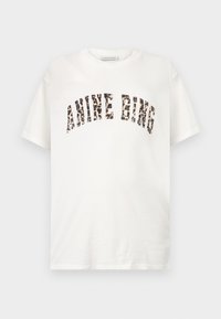 Λευκό κοντομάνικο T-shirt με το κείμενο "ANINE BING" σε μεγάλα, καμπυλωτά γράμματα με μοτίβο λεοπάρ στην εμπρόσθια πλευρά.