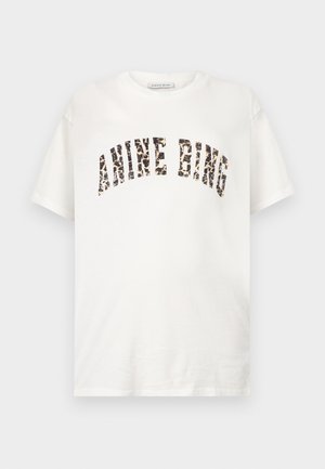 Λευκό κοντομάνικο T-shirt με το κείμενο "ANINE BING" σε μεγάλα, καμπυλωτά γράμματα με μοτίβο λεοπάρ στην εμπρόσθια πλευρά.