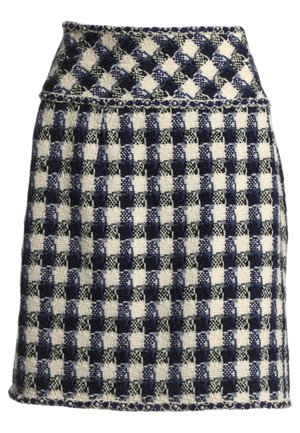 Mini-jupe en laine avec une taille haute, présentant un motif à carreaux bleu, noir et blanc et une bordure décorative le long de la taille et de l'ourlet.