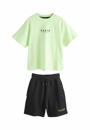 Hellgrünes Baumwoll-T-Shirt mit kurzen Ärmeln und schwarzem "BAKER"-Logo, kombiniert mit schwarzen Baumwollshorts mit elastischem Bund und Logo.