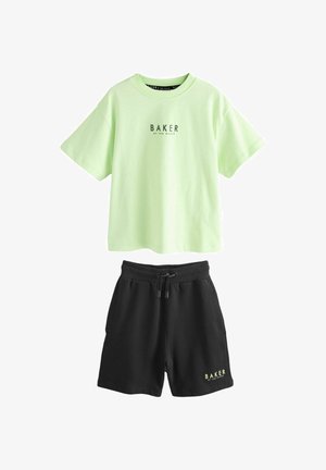 Hellgrünes Baumwoll-T-Shirt mit kurzen Ärmeln und schwarzem "BAKER"-Logo, kombiniert mit schwarzen Baumwollshorts mit elastischem Bund und Logo.