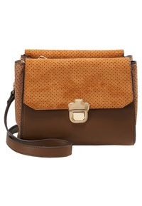 Brązowa i beżowa torebka z perforowaną zamszową klapą, złotym zapięciem i regulowanym paskiem. Charakteryzuje się usztywnionym kształtem i różnorodnymi materiałami.