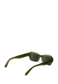 Grüne Sonnenbrille mit transparentem grünem Rahmen, goldenen Akzenten, kantigem Design und dunklen Gläsern. Verfügt über eine moderne, schlanke Form.