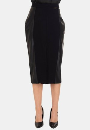 Gonna a matita nera con parte frontale in tessuto liscio e pannelli laterali in pelle, con vita aderente e lunghezza al ginocchio.