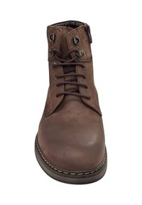 Botín de cuero marrón hasta el tobillo que presenta cordones decorativos, una cremallera lateral y una costura de contraste alrededor de la suela. Textura suave con punta redondeada.