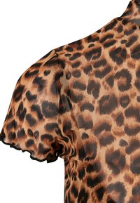 Bluzica s leopard printom od prozirnog materijala, u smešanoj smešanoj smeđoj i crnoj boji, s nabranim rukavima i okruglim izrezom.