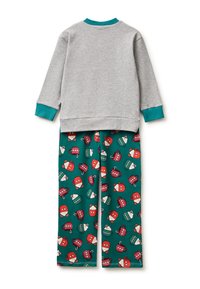 Šedý top s dlouhým rukávem a tyrkysovými manžetami spojený s tyrkysovými kalhotami s zimním motivem hrnků a zmrzlin v červené a zelené barvě.
