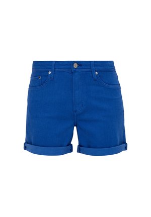 Blauwe denimshorts met opgerolde boorden, voorste knoop, ritssluiting, riemlussen en vijfzakken ontwerp getoond op een witte achtergrond.