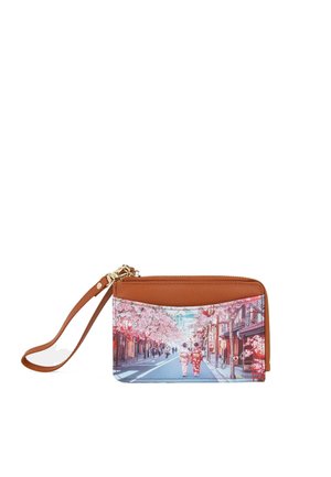 Pochette da polso con parte superiore marrone e scena stampata di due persone in kimono che camminano lungo una strada fiancheggiata da ciliegi in fiore.