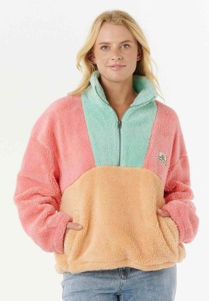 Sudadera de forro polar con cierre de media cremallera, que presenta paneles en tonos rosa, menta y durazno. Tiene bolsillos frontales y una textura suave y esponjosa.