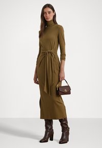 Lauren Ralph Lauren TIE-FRONT TURTLENECK DRESS - Neulemekko - honey tan