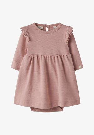 Vestido de bebé de manga larga en suave color rosa con tela texturizada, volantes en los hombros, cintura fruncida y cierre de broches en la espalda.