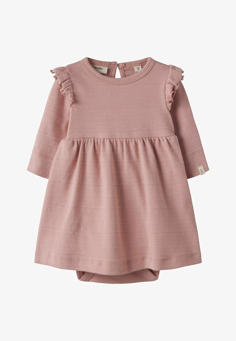 Pehme roosa pika varrukaga beebikleit tekstuurse kangaga, volangidega õlgadel, kootud vöökohaga ja tagant nööpidega kinnitatud.