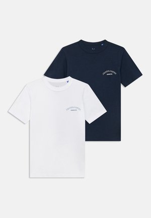 Două tricouri simple cu mânecă scurtă și guler rotund, unul alb și unul bleumarin, fiecare cu text mic „Jack & Jones Archive” pe piept.
