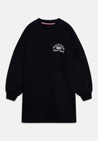 Černé šaty se svázanými rukávy a dlouhými balónovými rukávy, s vroubkovanými manžetami a vyšitým bílým logem "HILFIGER 1985 NEW YORK" na hrudi.