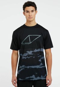 Čierne cyklistické tričko s mriežkovou textúrou, s šedým geometrickým logom a modrým vzorom na dolnej polovici.