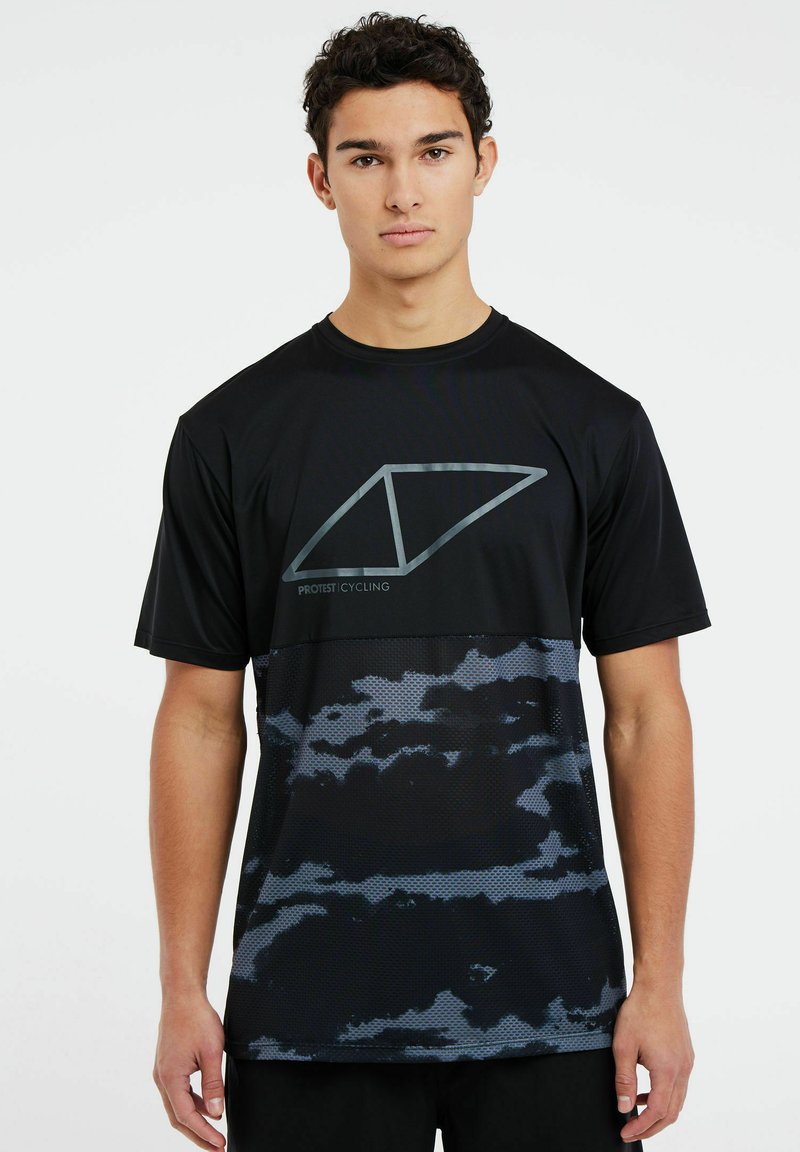Čierne cyklistické tričko s mriežkovou textúrou, s šedým geometrickým logom a modrým vzorom na dolnej polovici.