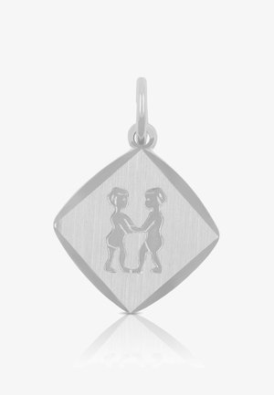 Rautenförmiger Silberanhänger mit gebürsteter Oberfläche, der ein graviertes Design von zwei Figuren zeigt, die einen zylindrischen Gegenstand halten.